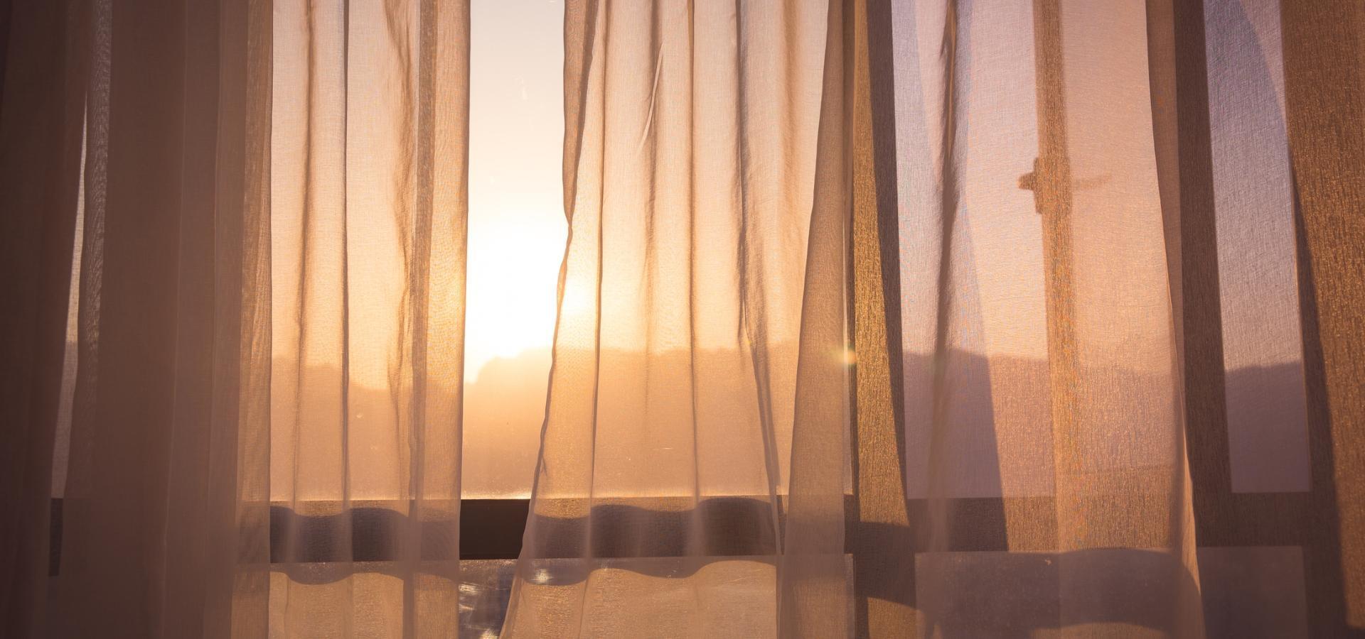 Slider A - Slajd #3 - zachód słońca widziany przez okno